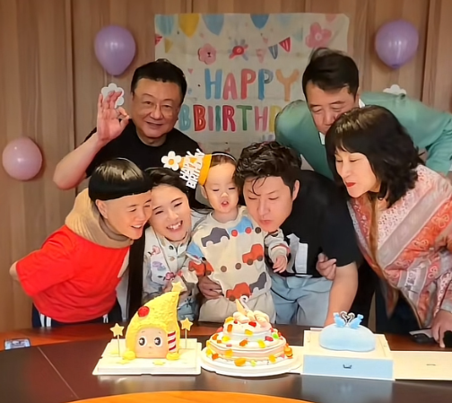 金龟子外孙金宝两岁生日六个大人齐聚，王宁老师最抢镜金宝两岁生日了，娃娃给他举