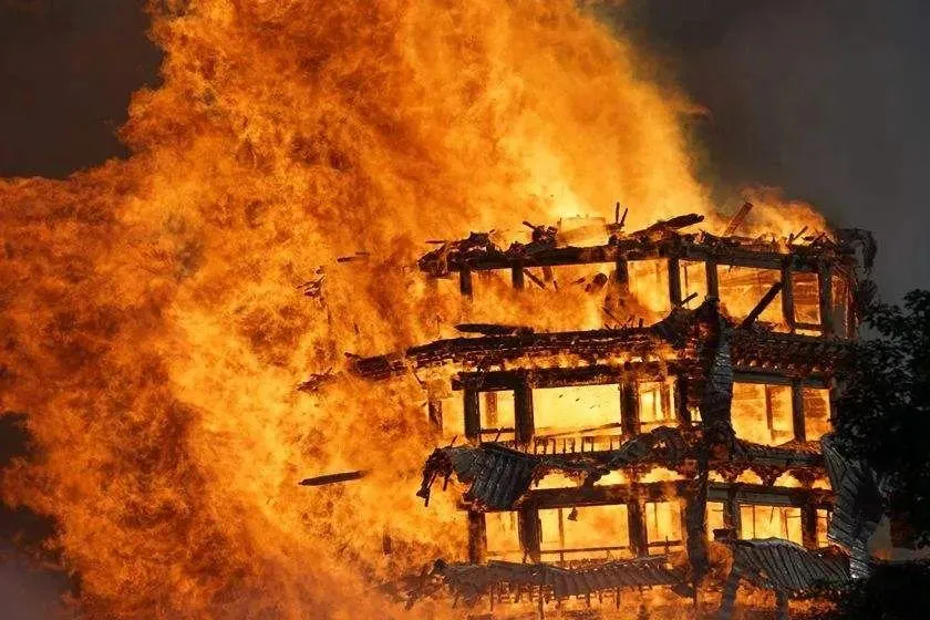 1402年，燕王朱棣的军队攻入南京，皇宫燃起大火。火灭之后，有人从灰烬里扒出几具烧焦的尸体，上报说是