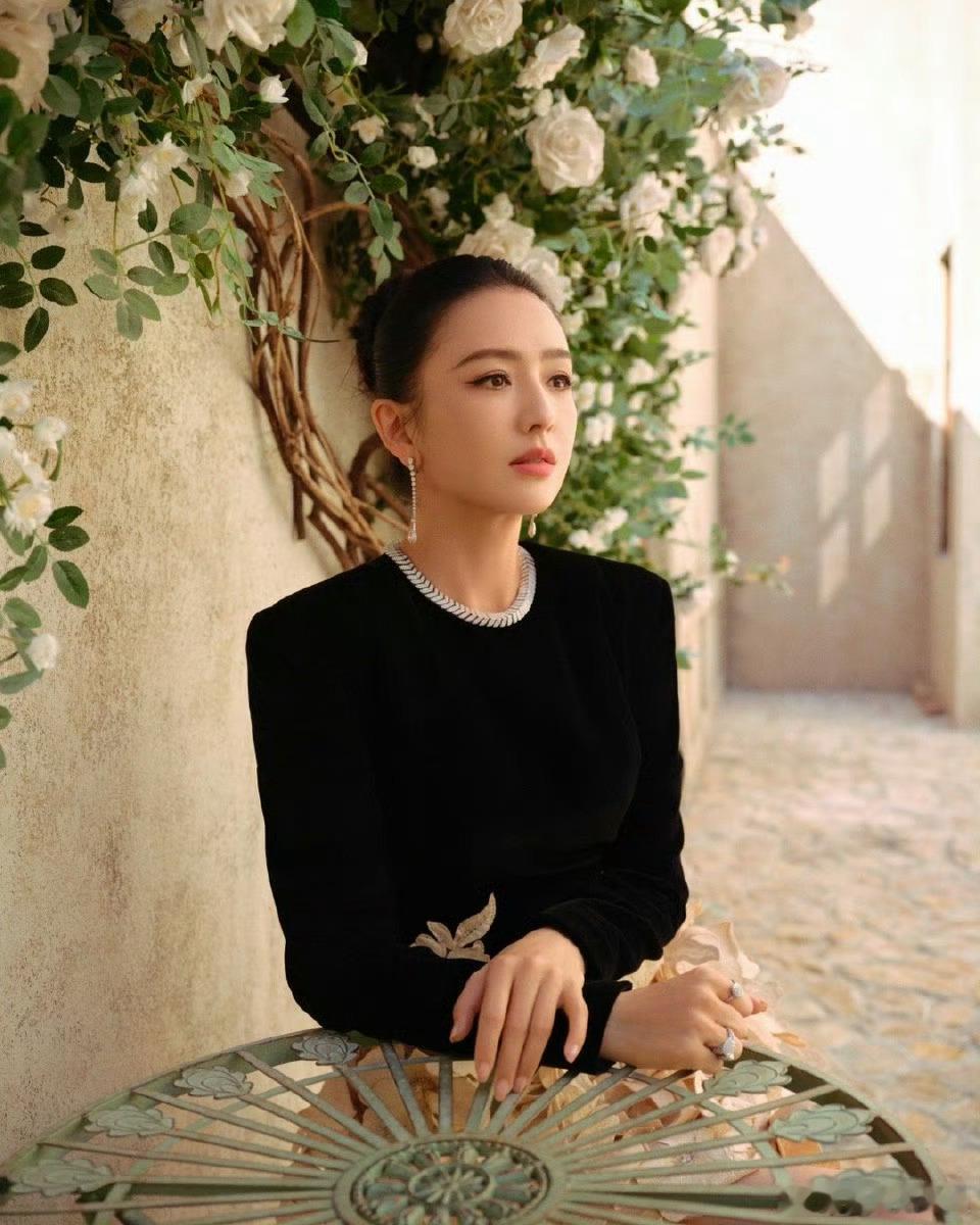 金鸡奖造型戳中审美！黑色利落上衣+秋日落叶短裙，丸子头点睛，秋意缭绕间冷艳与柔美