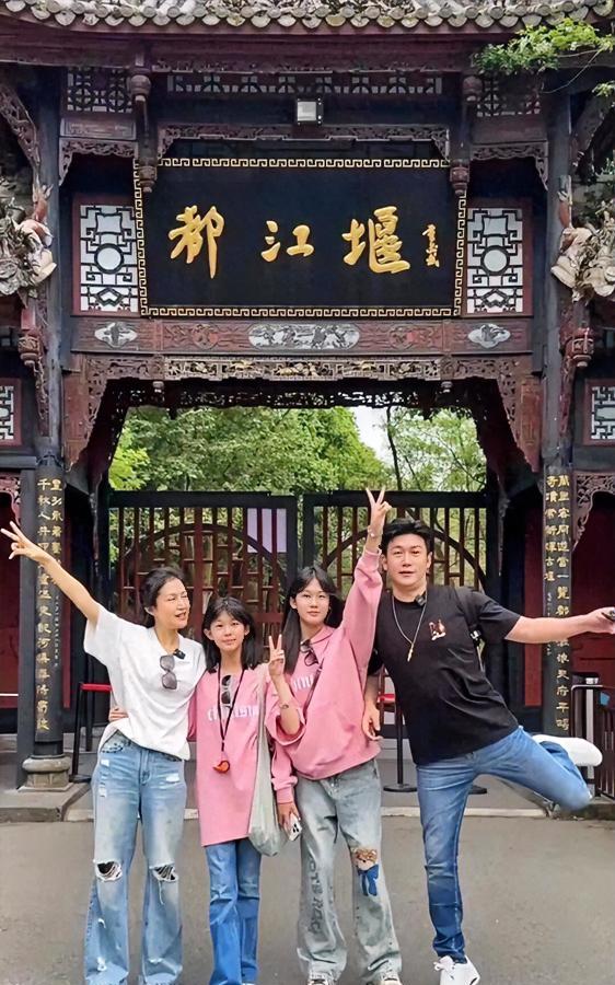 陆毅一家暑假旅游之行，简直不要太甜！贝儿与小叶子穿姐妹装嬉戏，夫妻俩十指紧扣，画