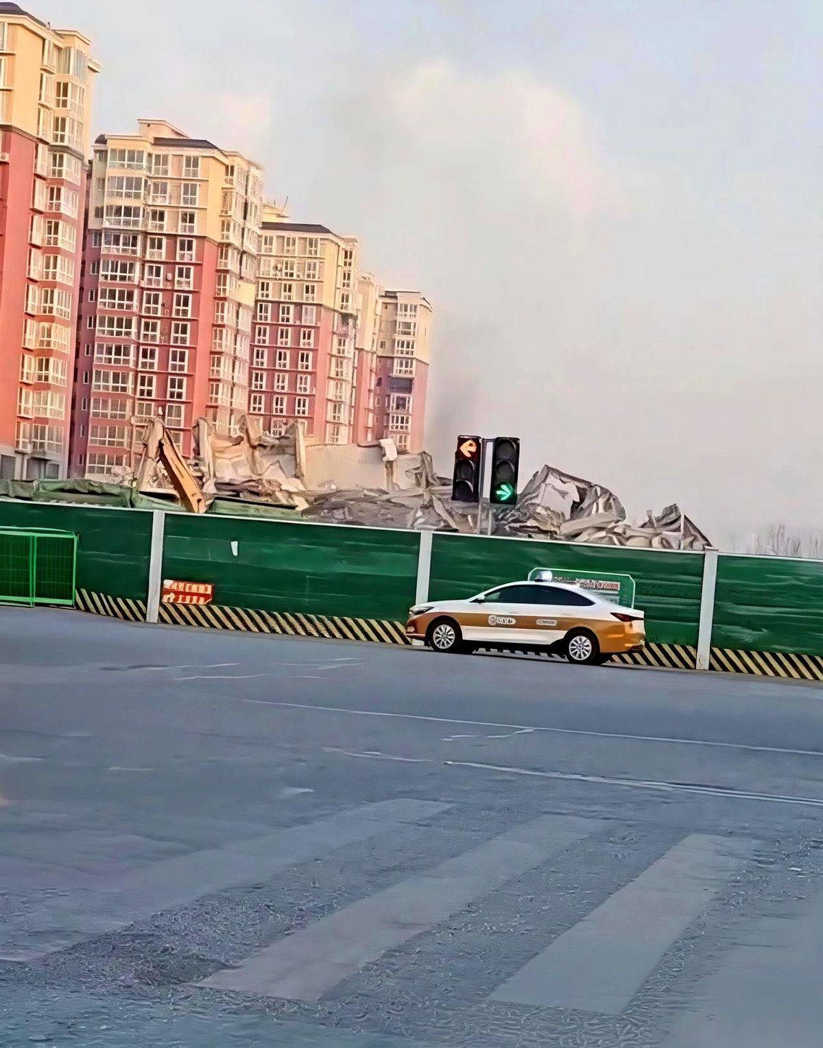 好家伙，路口那栋小黄楼，终于给拆了！像个钉子户一样杵在那儿多少年了，每次路过都