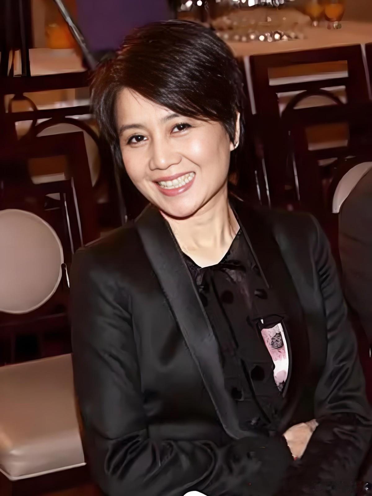 先说梁安琪。她被大房看不起，那不是什么秘密。当年被人当眼里沙子，换谁心里没根刺？