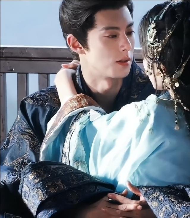 王鹤棣孟子义互动玩得太放开，腿上吻亲到脱妆还伸舌头，全网热议难道真动情