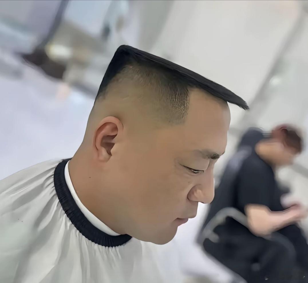 给这个发型起一个响亮的名称！能够耳目一新的感觉！[大笑]​​​