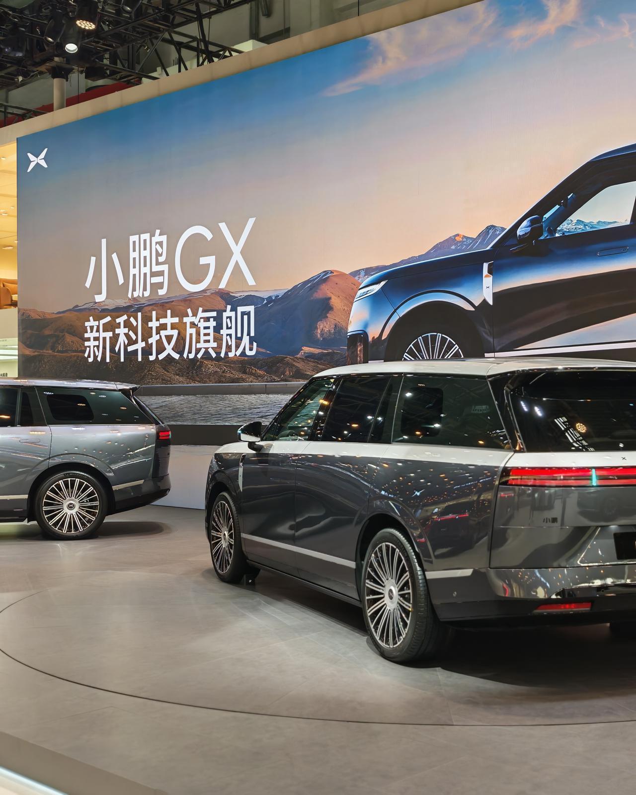 今天看的第一款车，小鹏GX。​和小鹏工作人员也交流了一会儿，他说我的一句话让