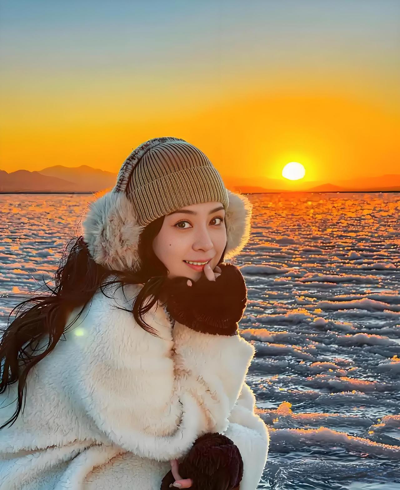 阿娇晒的初冬落日照片，冰封的湖面与落日的搭配，美得好像海报！家人们，今天被阿