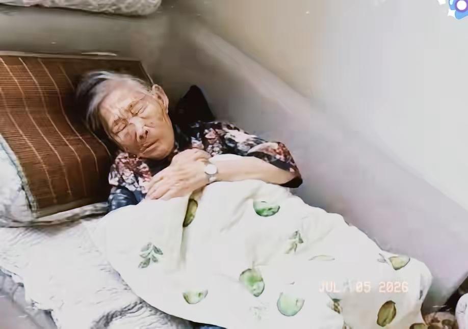 母亲临走前昏迷了几天，家里人决定给断食断水，让她快点走少受罪，我回家还是拿匙子喂