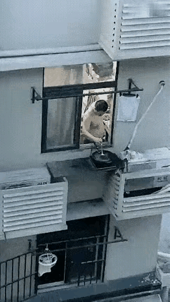 把自私发挥到了极致这哥们真聪明把锅架窗户外炒菜，自己躲屋里吸新鲜空气，这是把