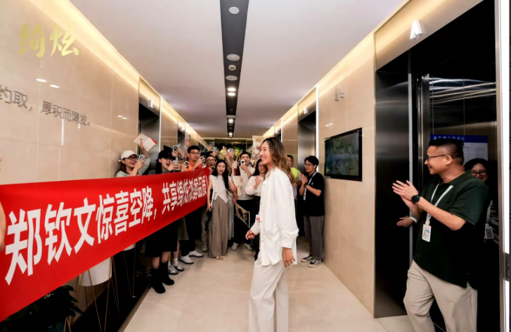 这两天郑钦文去伊利做商宣活动了！我在伊利工作的一个朋友说郑钦文根本就不是你们想象