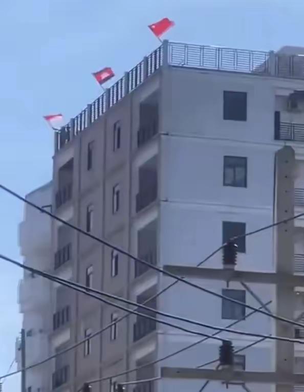 万万没想到，柬埔寨部分靠近边境或被认为具有战略价值的建筑物上近期在楼顶密集悬挂五