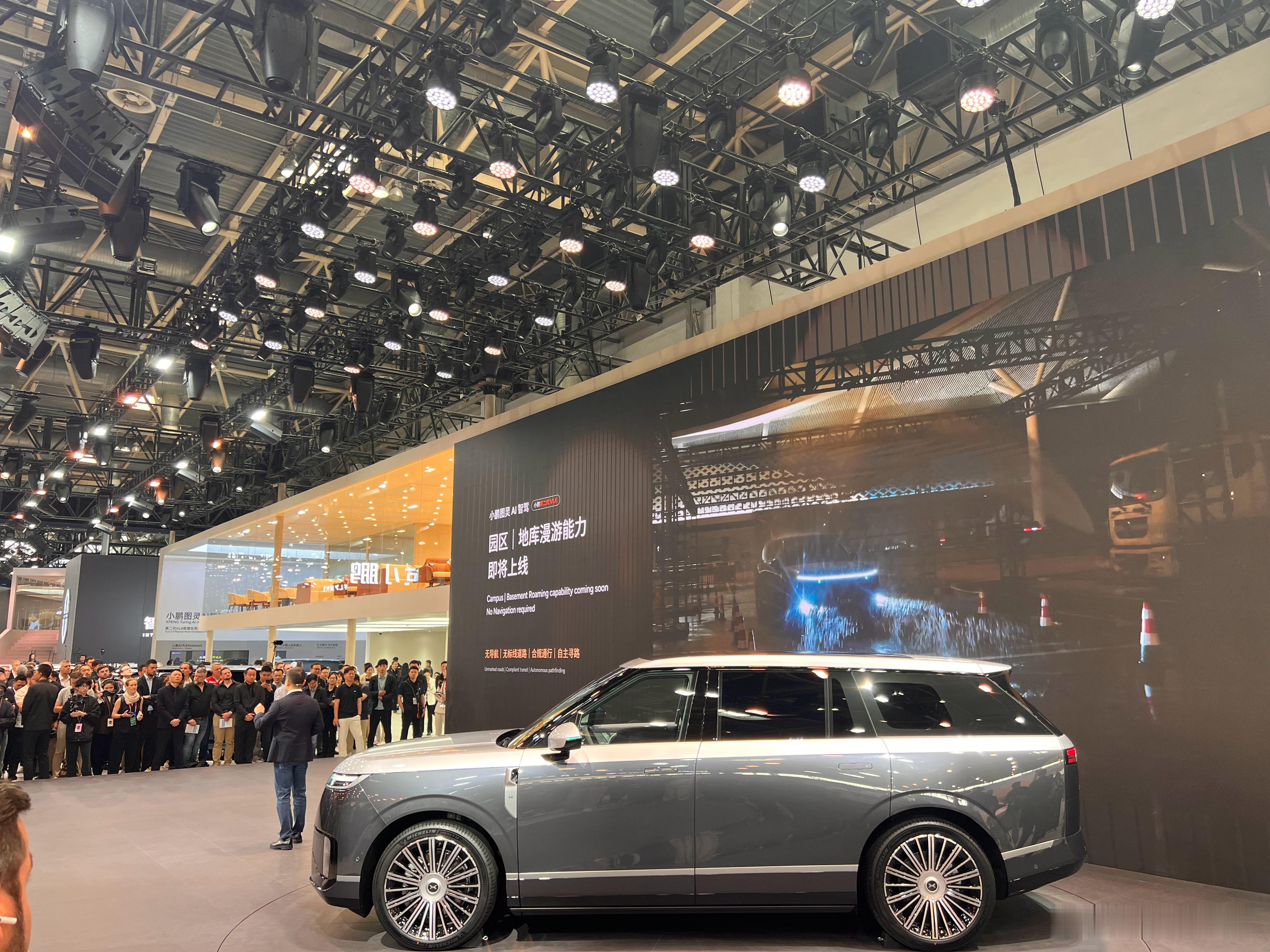 小鹏旗舰车型GX追加了名为“昆仑云境”的双拼色，通过更多云母使用和多层喷涂来进一