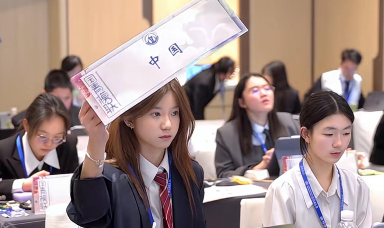 海淀地铁惊现“天文课”：爸爸现场讲解太阳距离，教育资源差距刺痛千万家长！