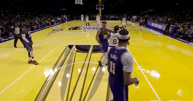 有事真上！海斯谈自己怒推邓恩为东契奇出头：“任何人都别想欺负我的队友，我会出