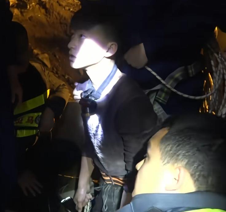 2019年，一名3岁女孩掉进机井，井口只有一口锅那么大，救援人员无法施救，女孩哭