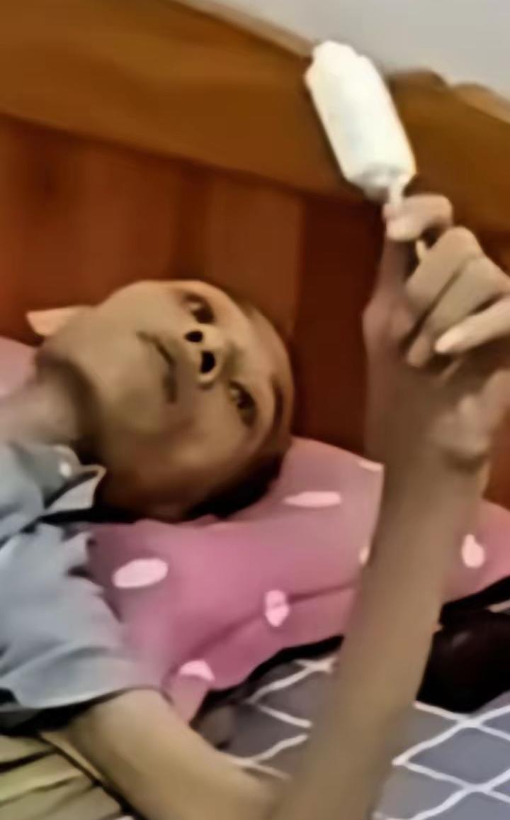 半夜三点，人睡得正沉，家里却炸了锅。我那癌症晚期的老公，突然跟诈尸似的坐起来，