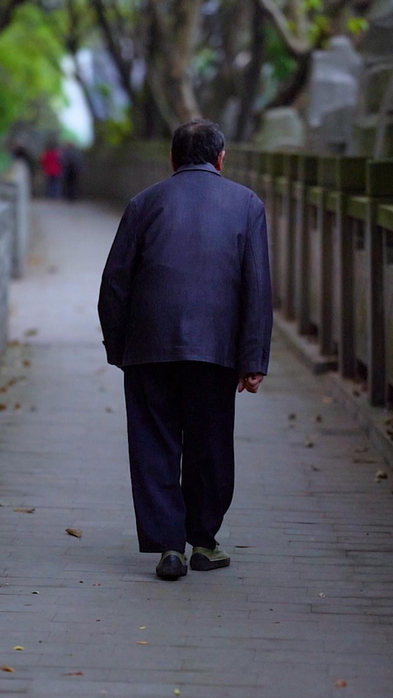 我们村里有个男人，比我大两岁，小时候还跟我一同念过书，平日里就爱调皮捣蛋，总跟老