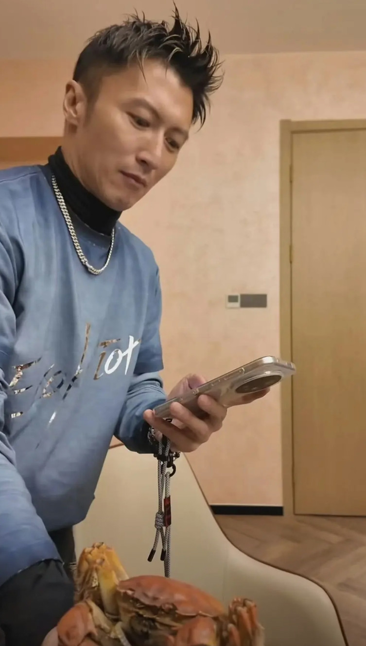 谢霆锋带手机壳用荣耀Magic8Pro可以证明不是摆拍，是真的平时在使用的，而