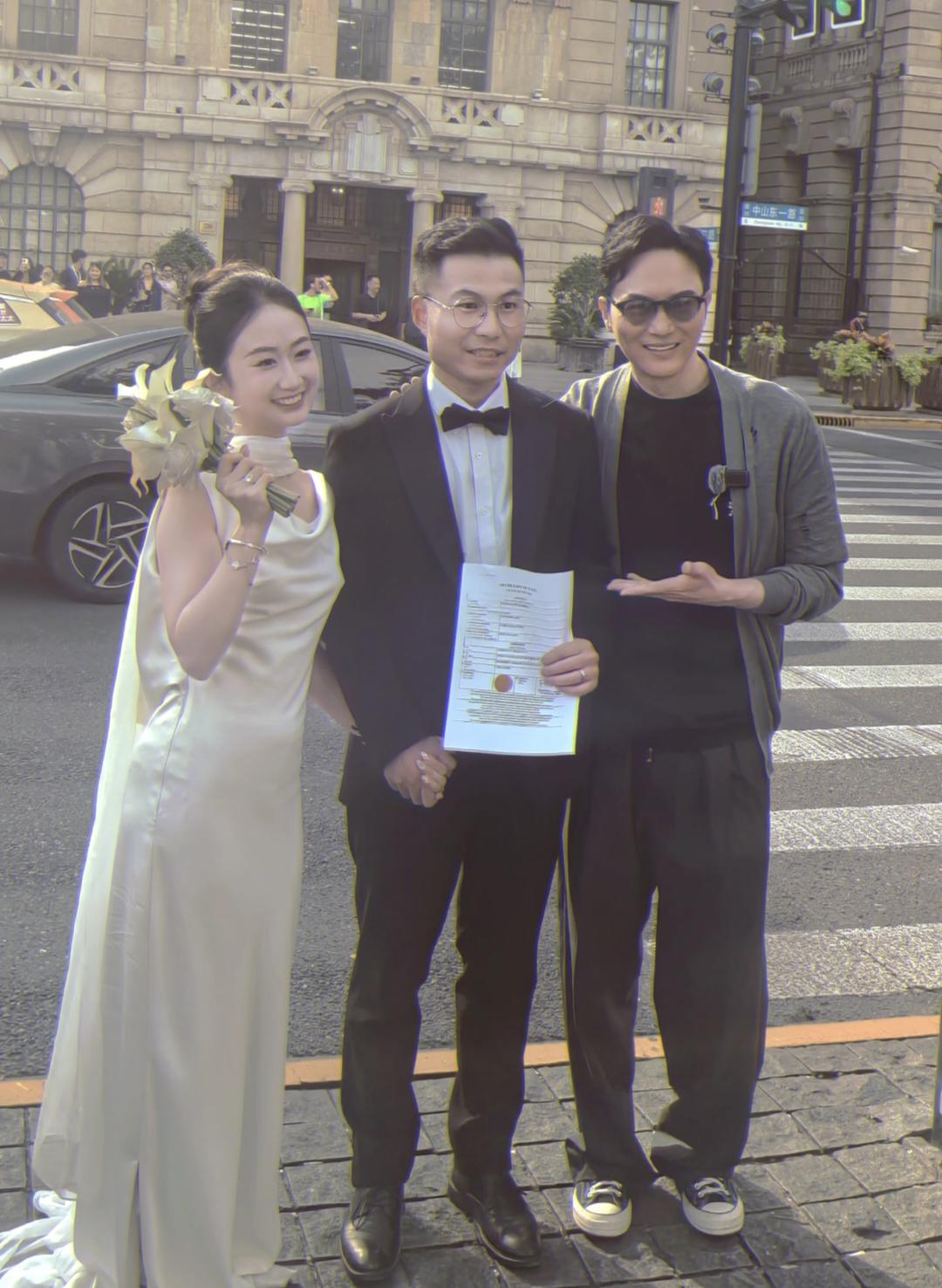 55岁张智霖在上海外滩游玩被偶遇，他现实中真人太帅了，外表很显年轻，身高目测超过