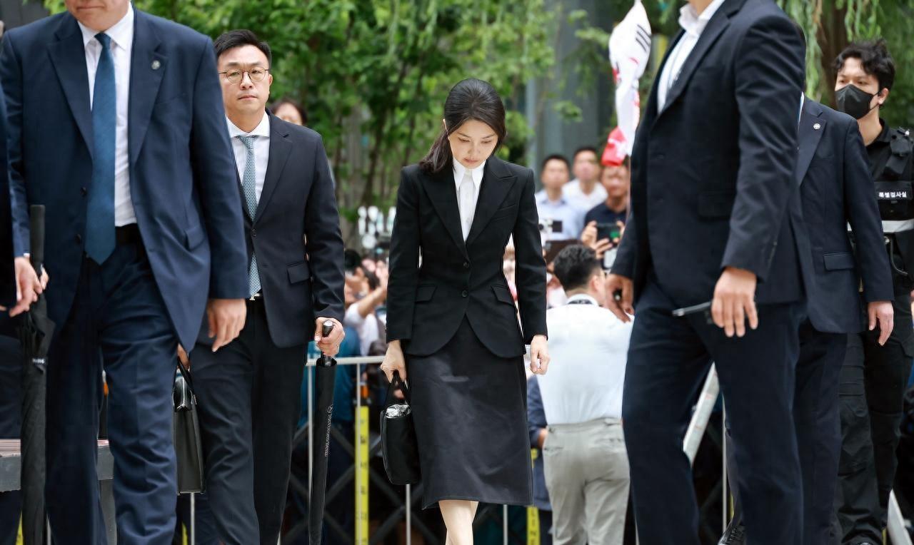 大难临头各自飞！金建希确实看错人了，尹锡悦如今的表现碎了一地谁能想到，曾经在镁