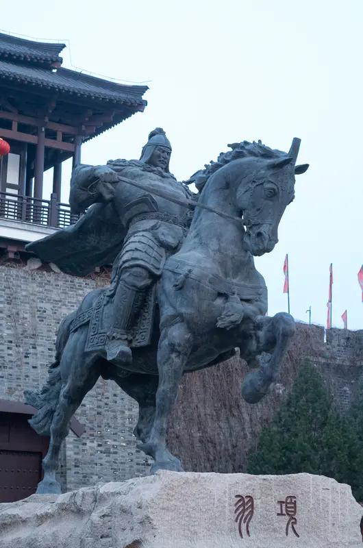 鸿门宴上项羽不杀刘邦，这事儿还真不好说对错。从结果看，刘邦后来打败项羽，项羽乌江