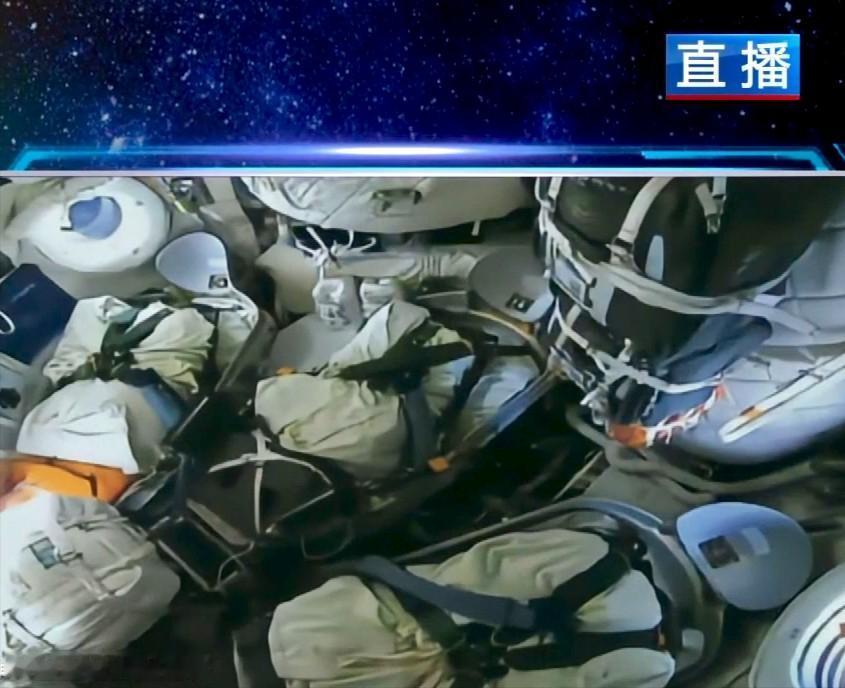 看着神舟二十二号飞船返回舱，航天员的座椅上堆满了“包裹”。都说神舟二十二号飞船是