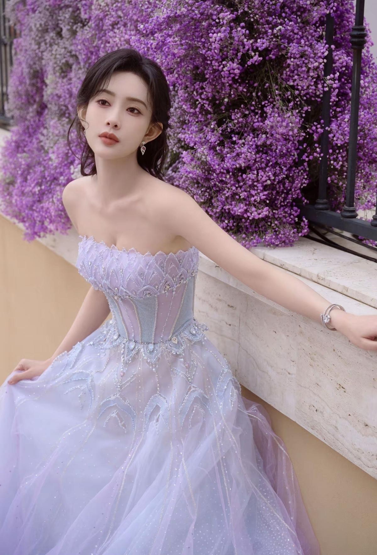 紫雾漫过窗台，风里都是温柔的信号[比心]孟子义的浅紫礼裙，像把整个春天的浪漫都