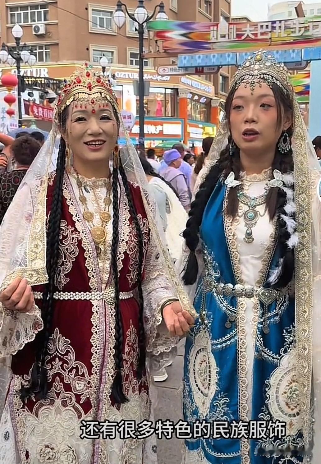 今晚，谢浩男妈妈更新了视频。在视频里，谢浩男妈妈和他的大妹，穿着民族服装和戴着民