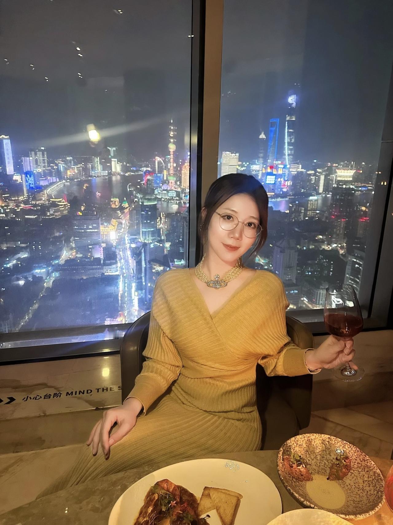 上海高空餐厅这视野直接封神！落地窗外是外滩灯光秀+陆家嘴三件套同框，夜景美到手机