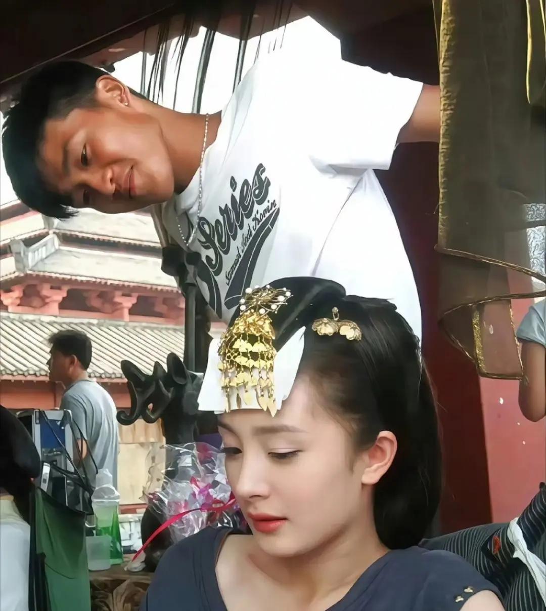 杨幂啊！幂幂太养眼了。太好看了。一直红，一直红！杨幂说：凭什么要让别人知道共