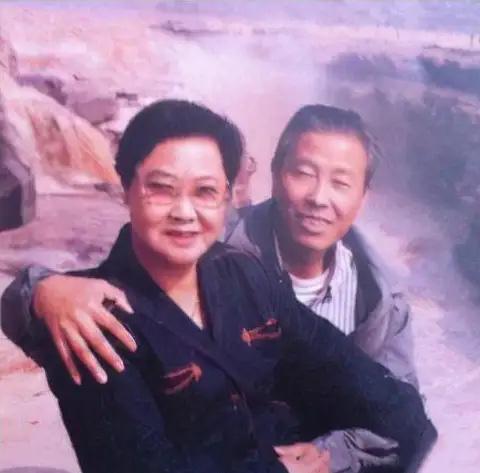 ‌万兆元‌与郭兰英的合影。是她第二任丈夫，是一位著名的国画画家，也是国画大师李