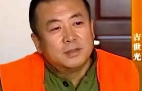 2011年，一名瘫痪多年的民警坐在轮椅上在家中看电视，突然，他神情激动，指着电视