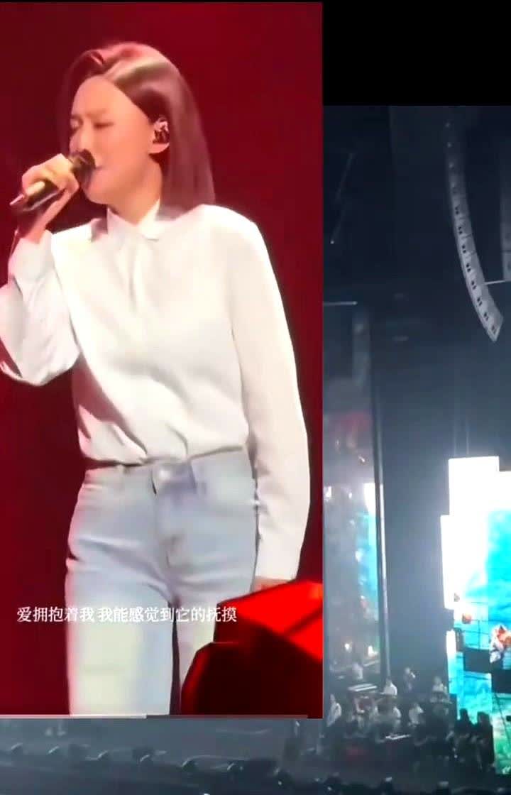 第一场刀郎重庆演唱会。刀郎站在台上刚唱完那句“这是你爱的承诺”，后台音响