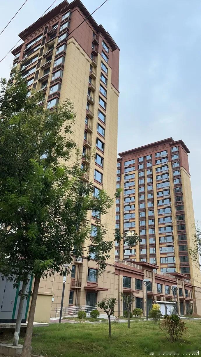 没买房前，总觉得租房抬不起头，好像没个房产证，就不算真正扎下根。等真背上