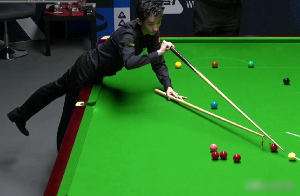 裁判一个手势，吴宜泽14分没了，他没吵。威尔士公开赛，3-2领先，吴宜泽正打