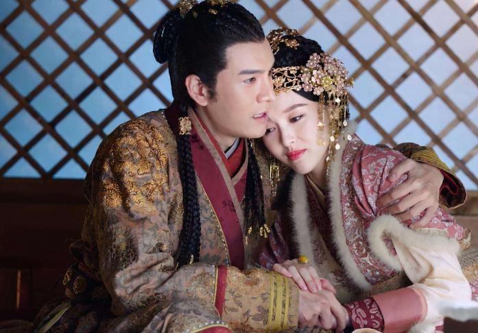 萧太后，原名萧燕燕，是南朝萧氏皇族后裔，年轻时出身名门，才貌双全。她曾与韩德让订