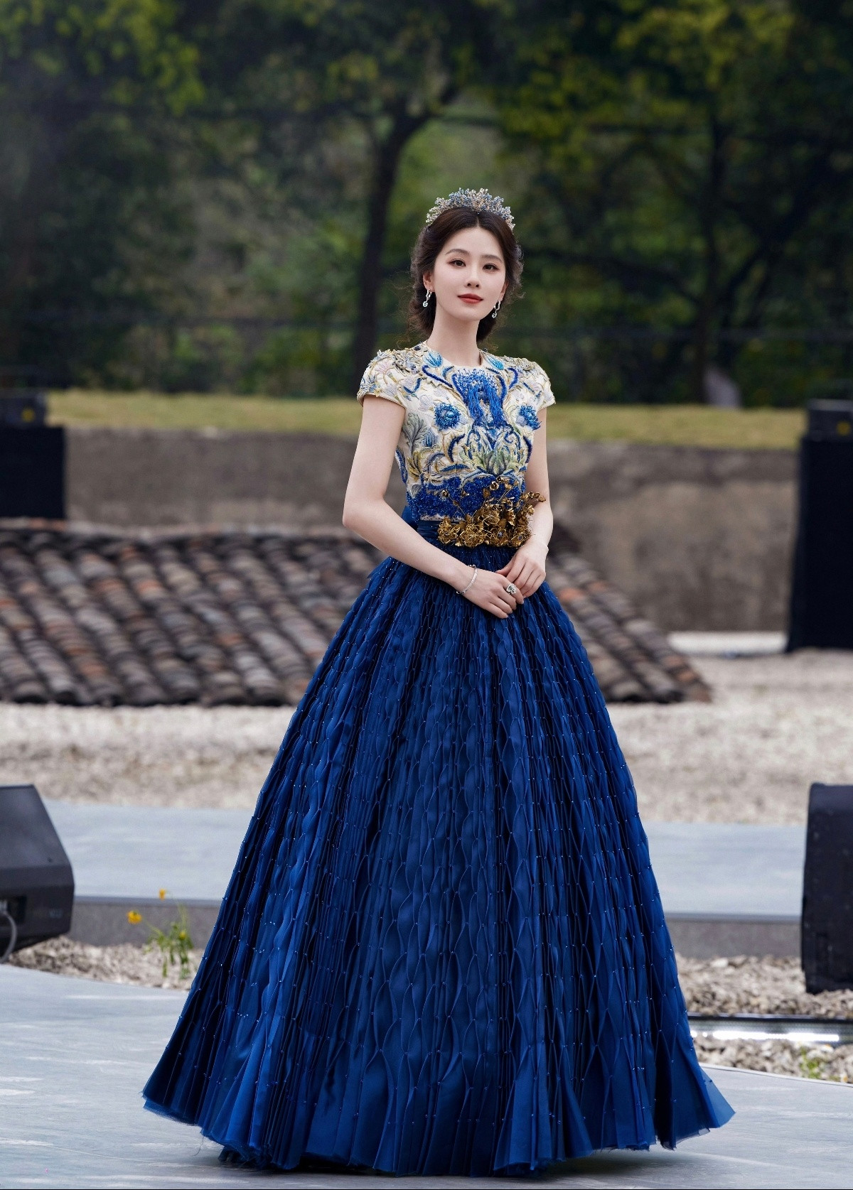 昨天刘诗诗一出现就惊艳所有人仅靠生图视频就能出圈好多路人拍摄的都破千了，根本截不