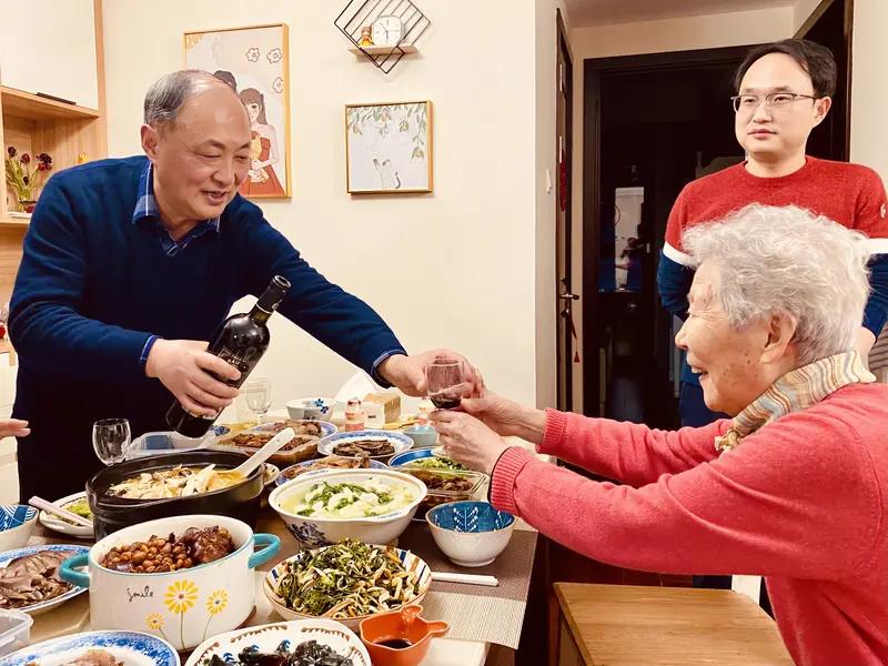 丈母娘病重，女婿竟揭开隐藏的亿万家产秘密！张伟是一名普通的白领，娶了自己