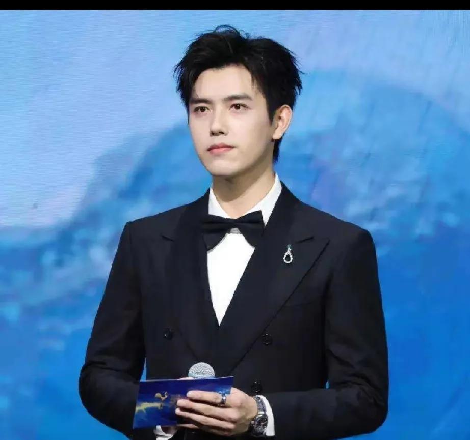 金鸡奖这是咋啦？开场就状况百出！陈飞宇主持，全程盯台本，“大家好”都忘说，就因他