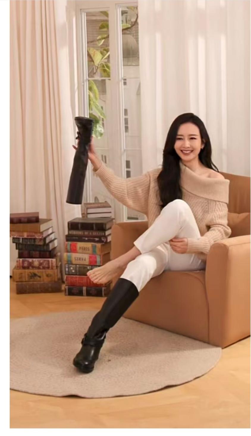 王鸥，光脚穿靴子也太洒脱了。