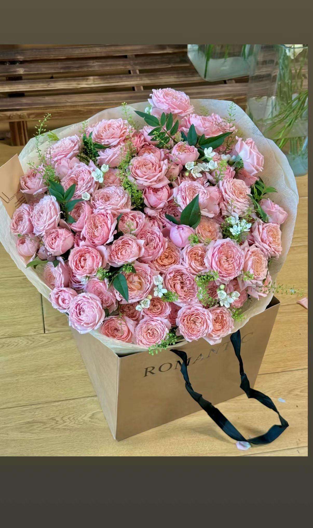 粉花如锦，情意绵绵。