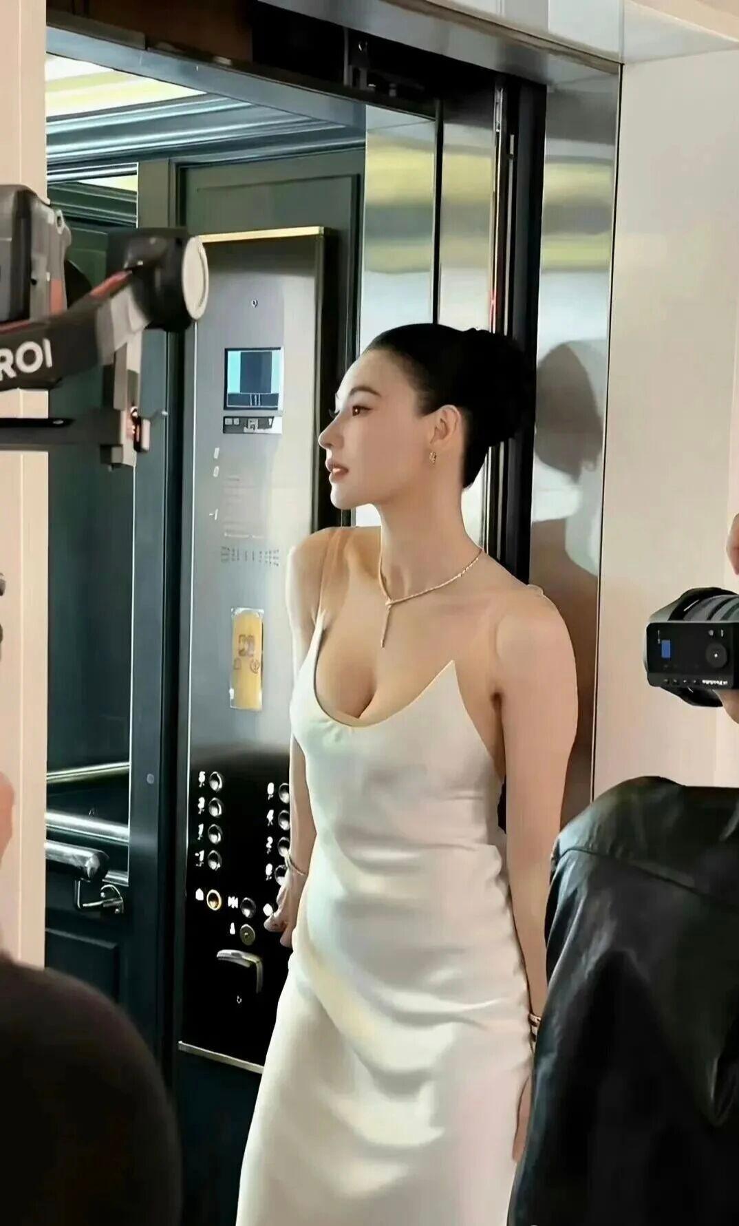 张柏芝电梯照流出，这状态你给打几分？说实话，张柏芝这组电梯里的照片真的太绝了—