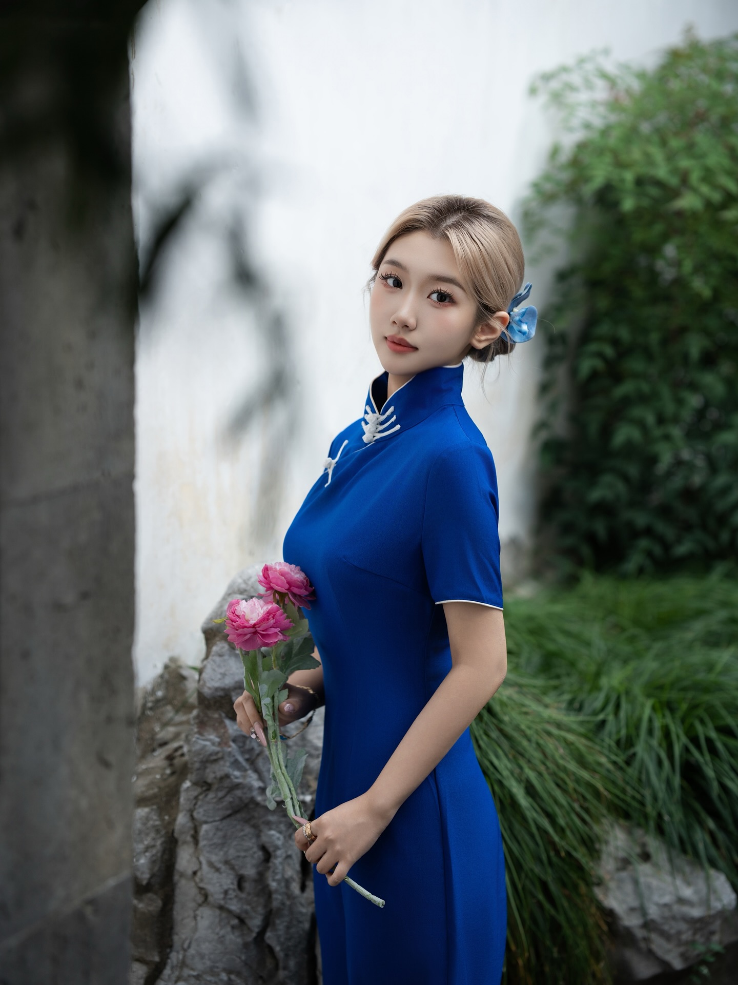 蓝色旗袍的小姐姐，优雅迷人！