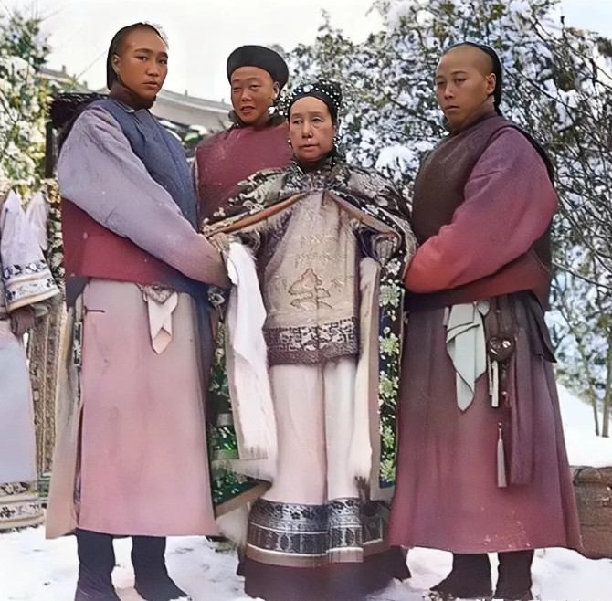 这是慈禧太后和宫中人等在万寿山赏雪的一张留影老照片，拍摄于1903年，这才是她的真实模样！