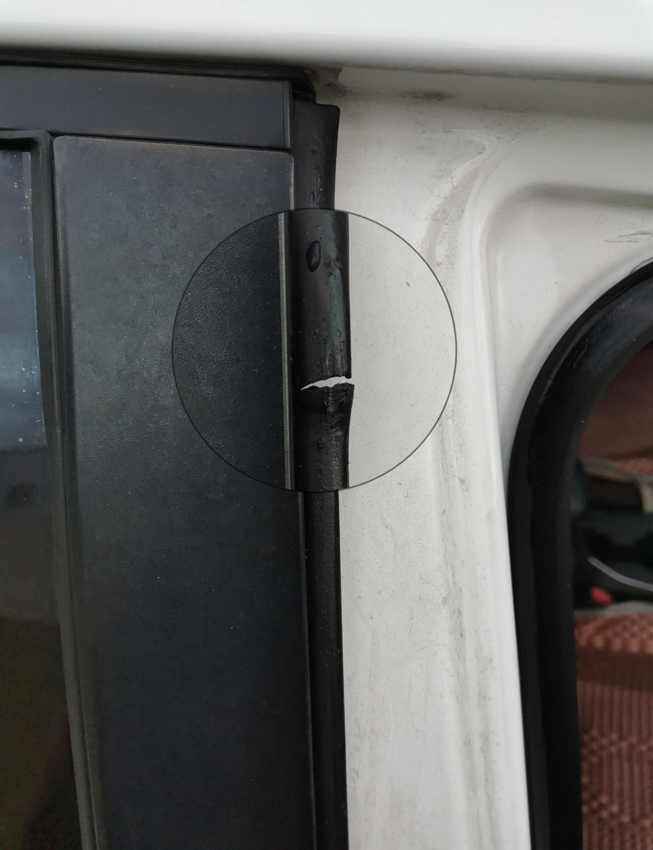 我的21款卡罗拉仪表台去年夏天开始发黏，像抹了劣质糖浆。上周接到召回短信，才确