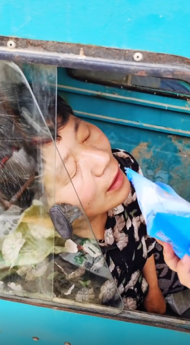 多么可爱的老太太，不生气还要谢谢我把她叫醒