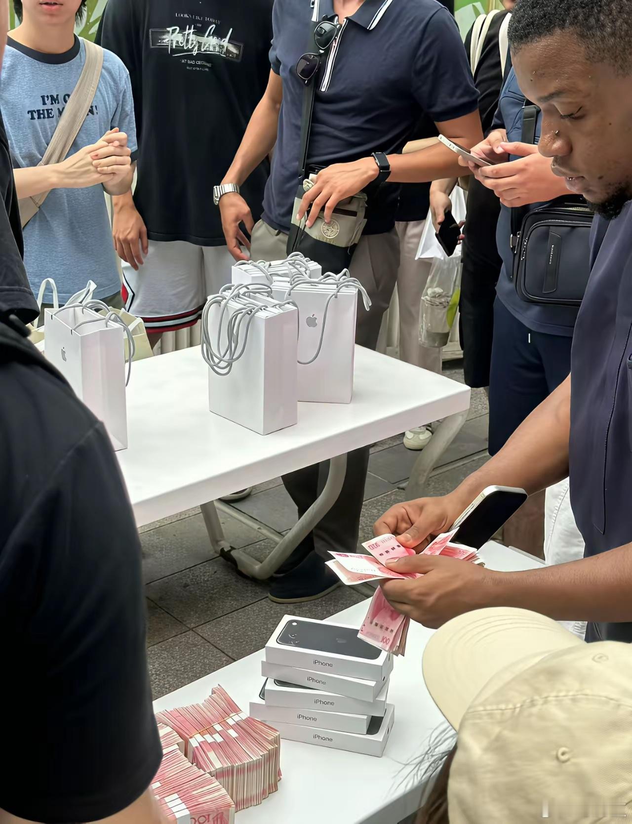现在这年头，连老外都开始当黄牛收iPhone​​​