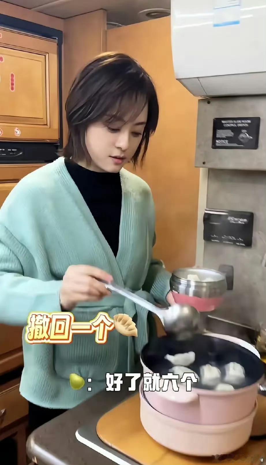 孙俪过冬至只敢吃6个饺子，看着真让人心里不是滋味。大明星多拼啊，房车里一边看剧本
