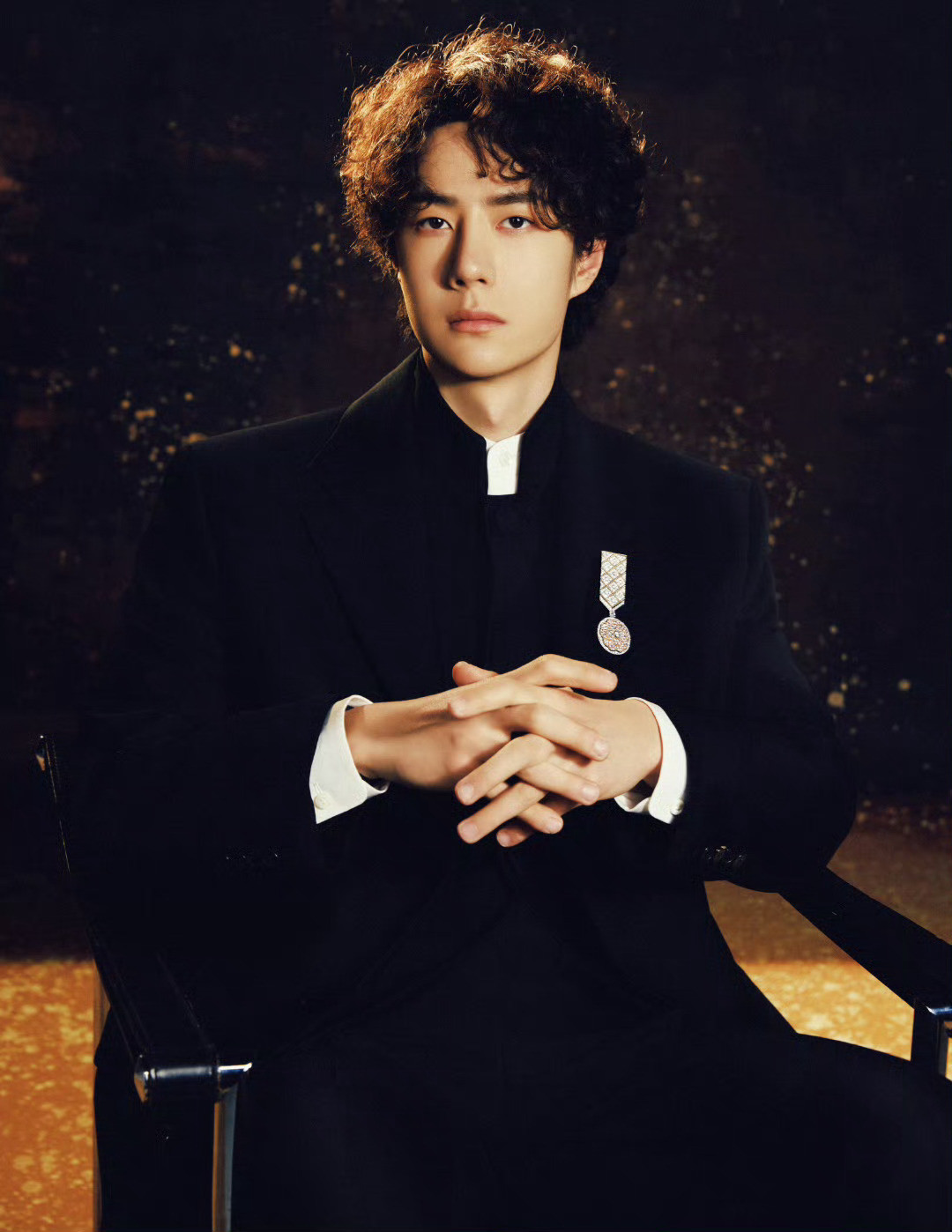 王一博四宫格出图王一博工作室微博之夜出图啦！！！卷毛造型，黑西装利落矜贵搭配C