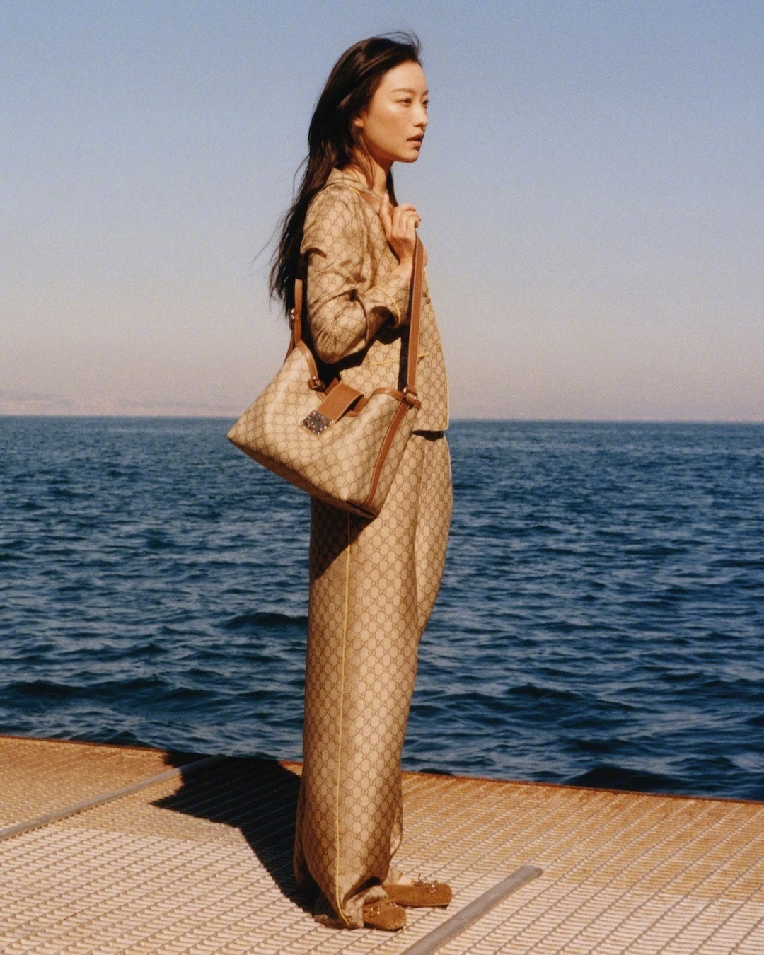 海滨小镇的美好时刻🌅品牌代言人倪妮、超模金大川携手出镜GUCCI温情广告形