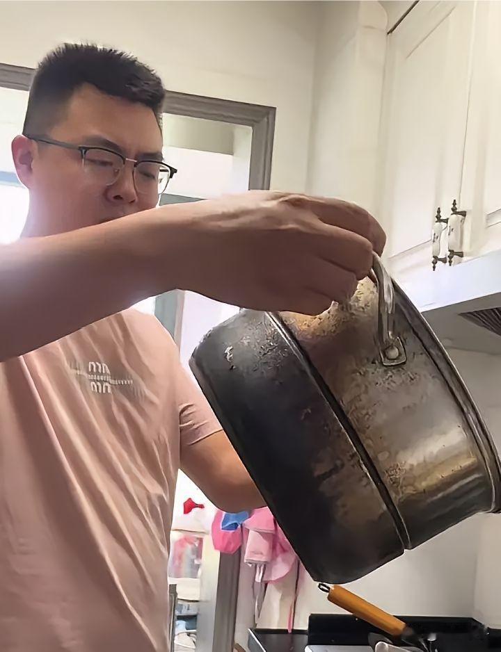 田静找出十年未清洗的锅让郭威端着显摆！铮亮铮亮的锅岂止十染上十年的污垢？